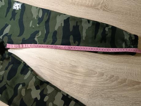 Maskáčové tepláky, 134