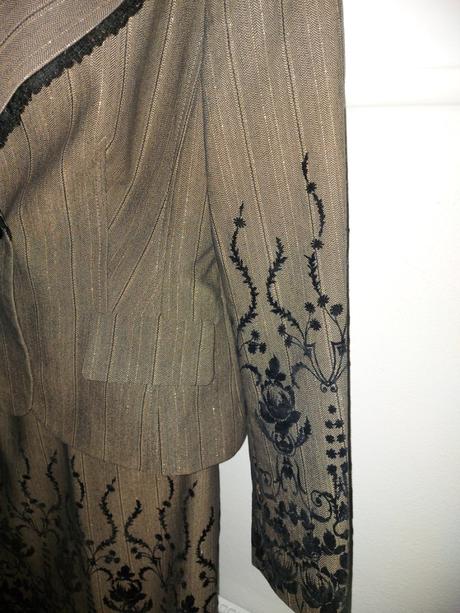 Elegantný vyšivaný kostým, s