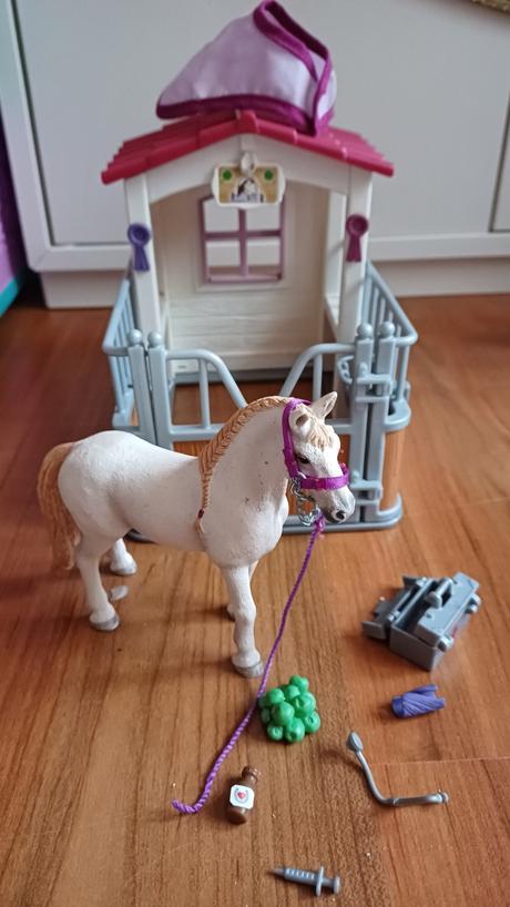 Schleich kone stajňa  42368, 