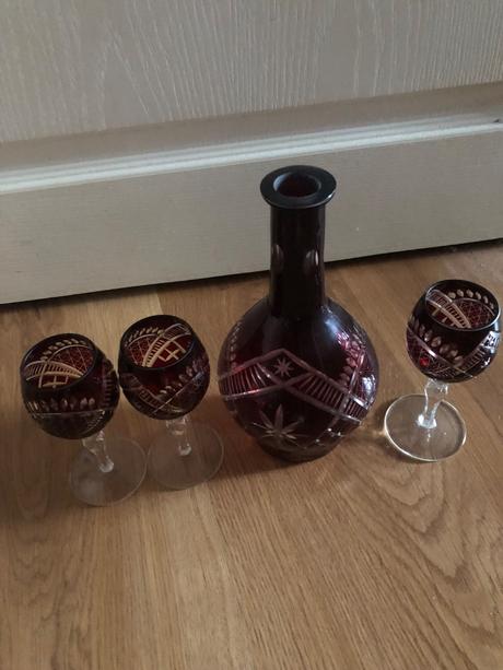 Dekorativna flasa a pohariky,