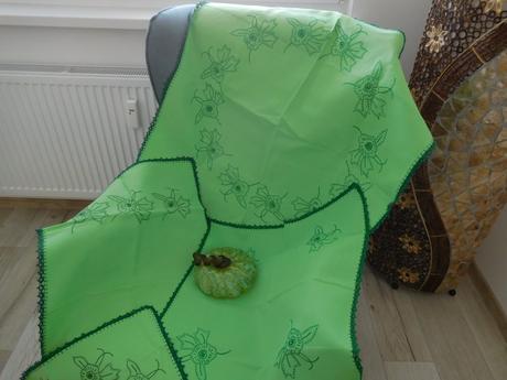 Zelené konáriky na plátne-ručne vyšitý set obrusov, 
