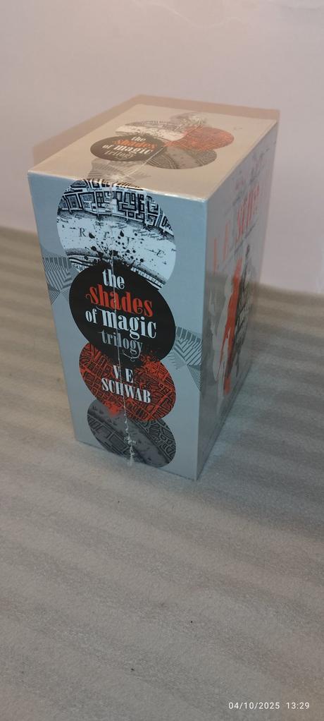 V e schwab - the shades of magic trilogy nau25,