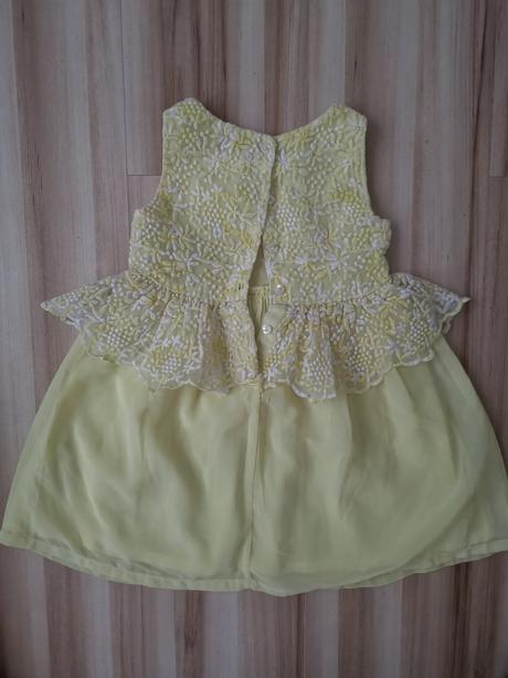 Svetložlté slávnostné šaty, 92