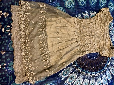 Bledohnede jemné šaty, s