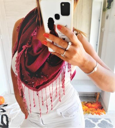 Malinový šál so strapcami, 