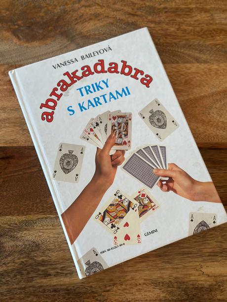 Abrakadabra triky s kartami a kúzla a čary,