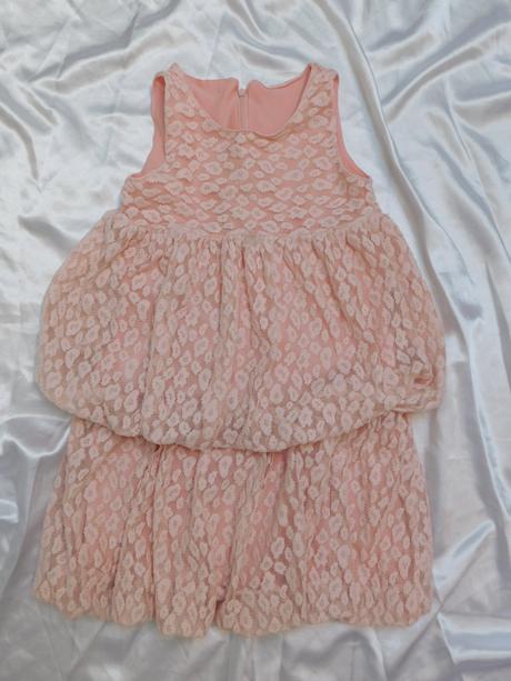 Velmi pekne čipkovane šaty, 110