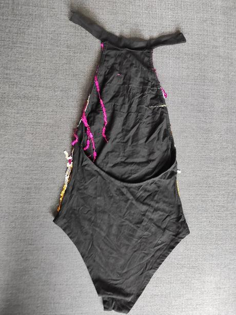 Body s flitrami a holým chrbátom, s