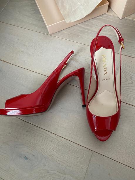 Elegantne kozene sandale prada original, prada,38
