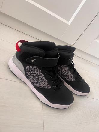 Basketbalové tenisky, 38