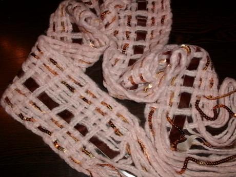 Luxusný šálik so zlatými flitrami,