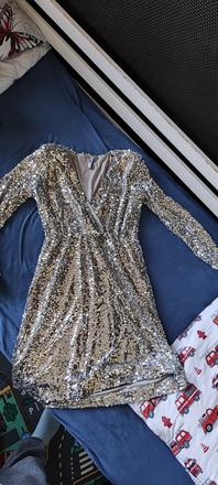 Trblietavé šaty, m