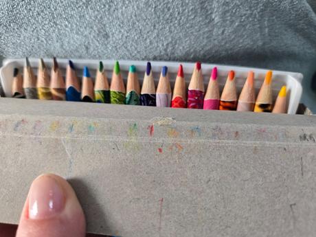 Pastelky so zvieracím vzorom, 