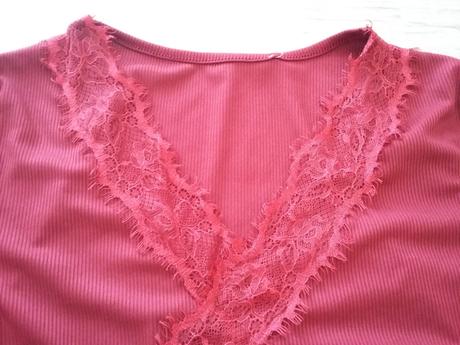 Nové tričko s krajkou uni vrubkované s visačkou, 