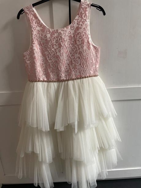 Spolocenske saty, 146