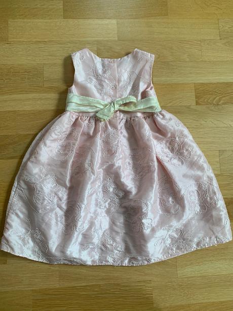 Slávnostné šaty, 98