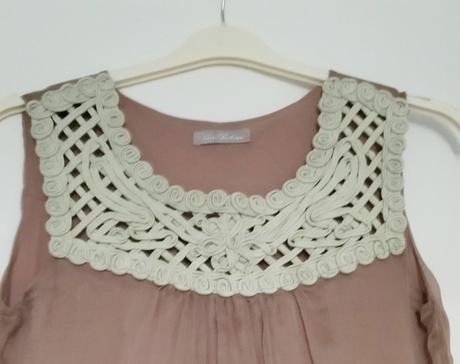 Šaty s krásnou aplikáciou okolo krku, m