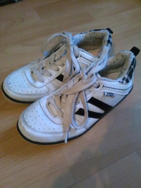 Čierno biele botasky, 33