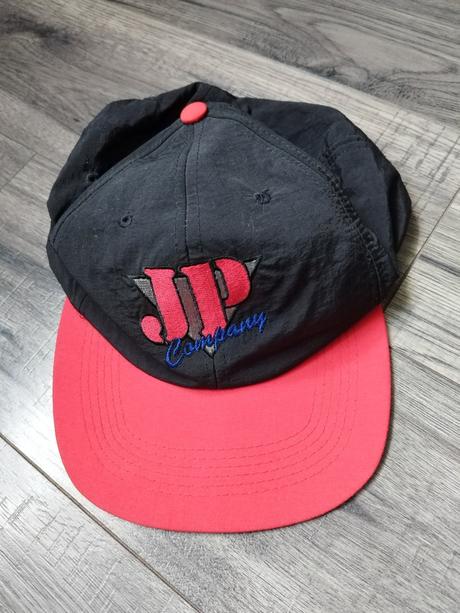 Šuštiaková šiltovka aj do dažďa, m