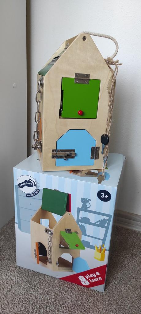 Drevený domček so zámkami,