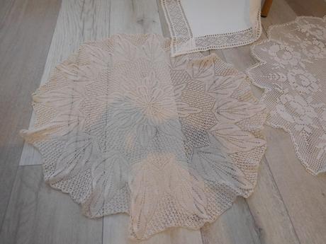 Biely obrus s krajkou + 2 x háčkovaná dečka obrus/, 