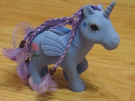 Jednorožec s dlhou hrivou,