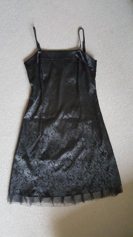 Čierne spoločenské šaty, m