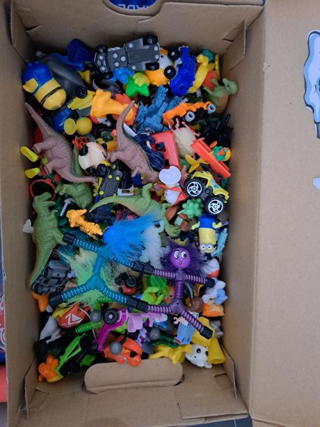 Drobné figúrky z kinderka a podobne..., 