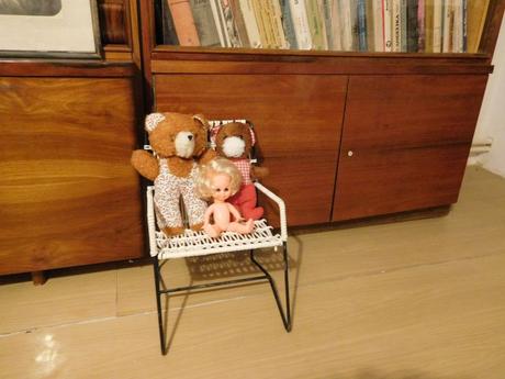 Staré detské kresielko + starší mackovia, 