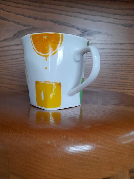 Šálka s motívom ovocia, 