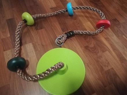 Hojdačka lano s farebnými uzlami a sedadlom,