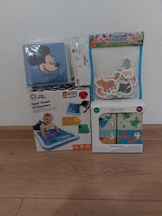 Kocky, kniha, nálepky, podložka,