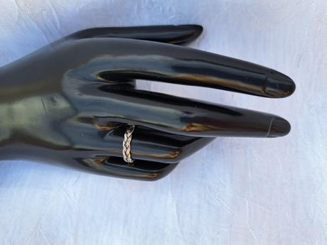 Strieborný prsteň prepletený,