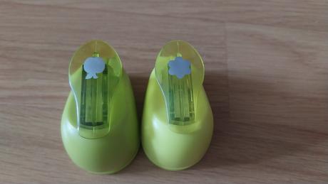 2 mensie vysekavacky na papier -kvetinka a jablcko, 