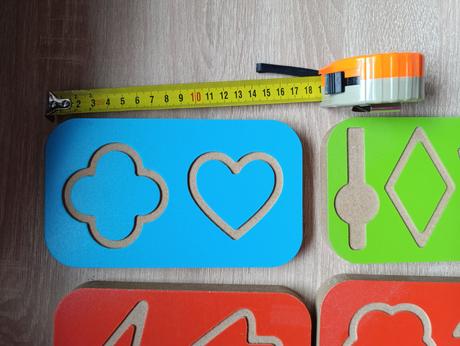 Montessori drevená tabuľka na tvary,