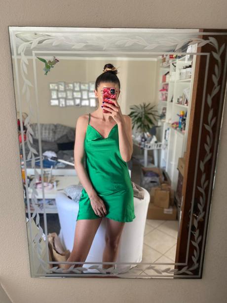 Saténové šaty s holým chrbtom, s