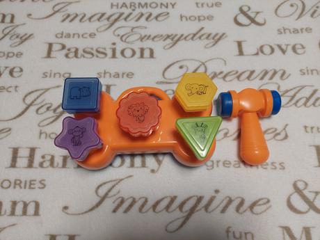 - zatĺkatko so zvukmi a kladivom,