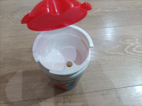 Pohár s miestom na malé dobroty,