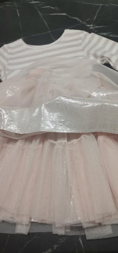 Krásne trblietavé šaty, 110