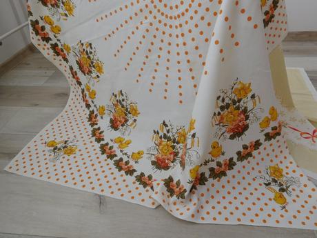 Veľkonočný obrus-kuriatka-140 x 131 cm,, 