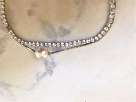 Jemný náramok s perličkou,