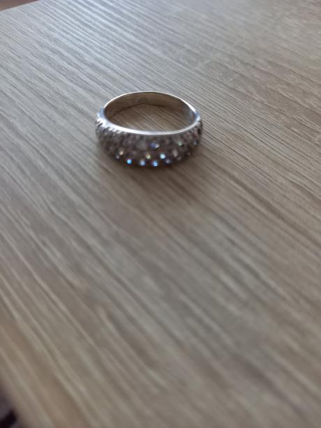 Strieborný prsteň s kamienkami,