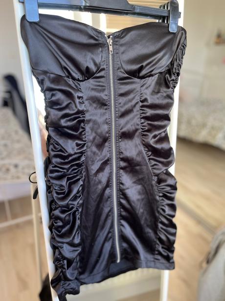 Čierne satenove leskle mini šaty bez ramienok zips, s