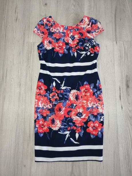 Kvetovane elegantne saty, 38