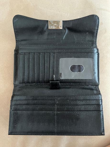 Penazenka s vizitkarom, nine west