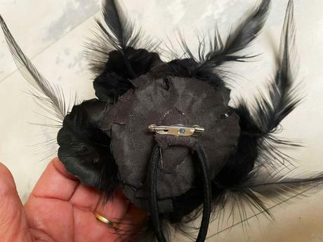 Zaujímavá brošňa, 