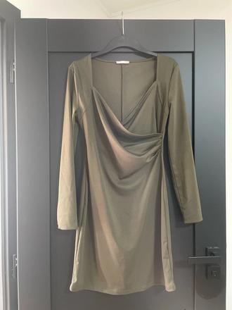 Krátke šaty s výstrihom, s