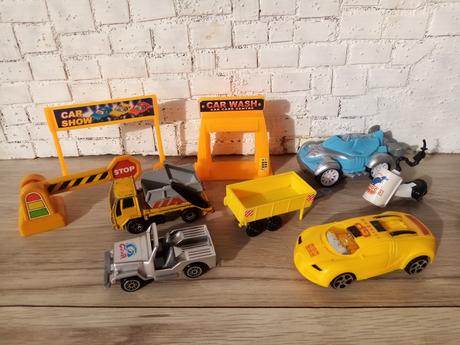 Set kovové i športové autíčka s doplnkami,