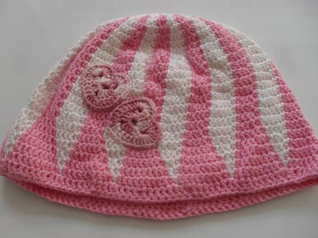 Čiapočka háčkovaná so srdiečkami, <50