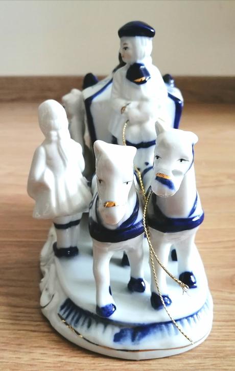 Keramické súsošie "dáma s kočom",